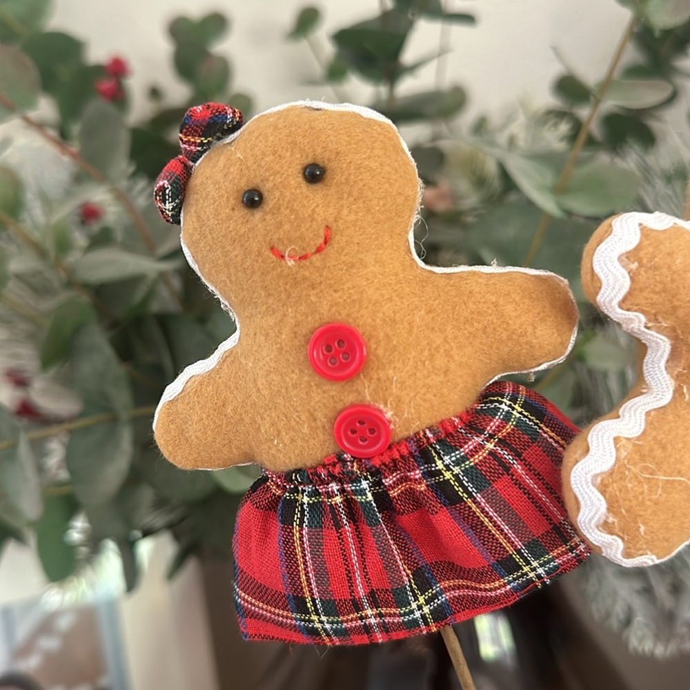 Christmas gingerbread boy girl picks garlands table scape floral centerpieces - Picture 2 of 6